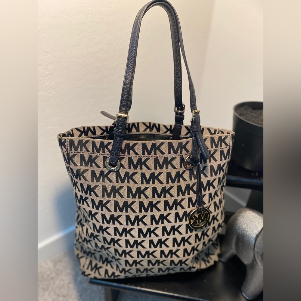 Michael KORS Monogram Jet Set Travel Tote